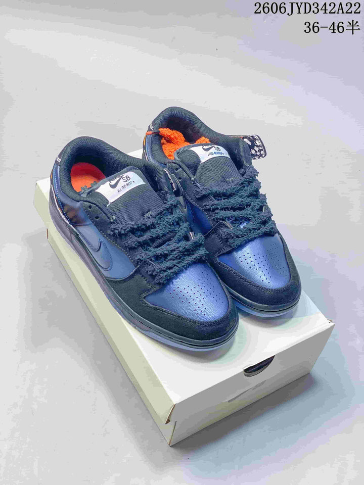 Nike SB Dunk Low Skateboarding Shoes in Navy and Blue